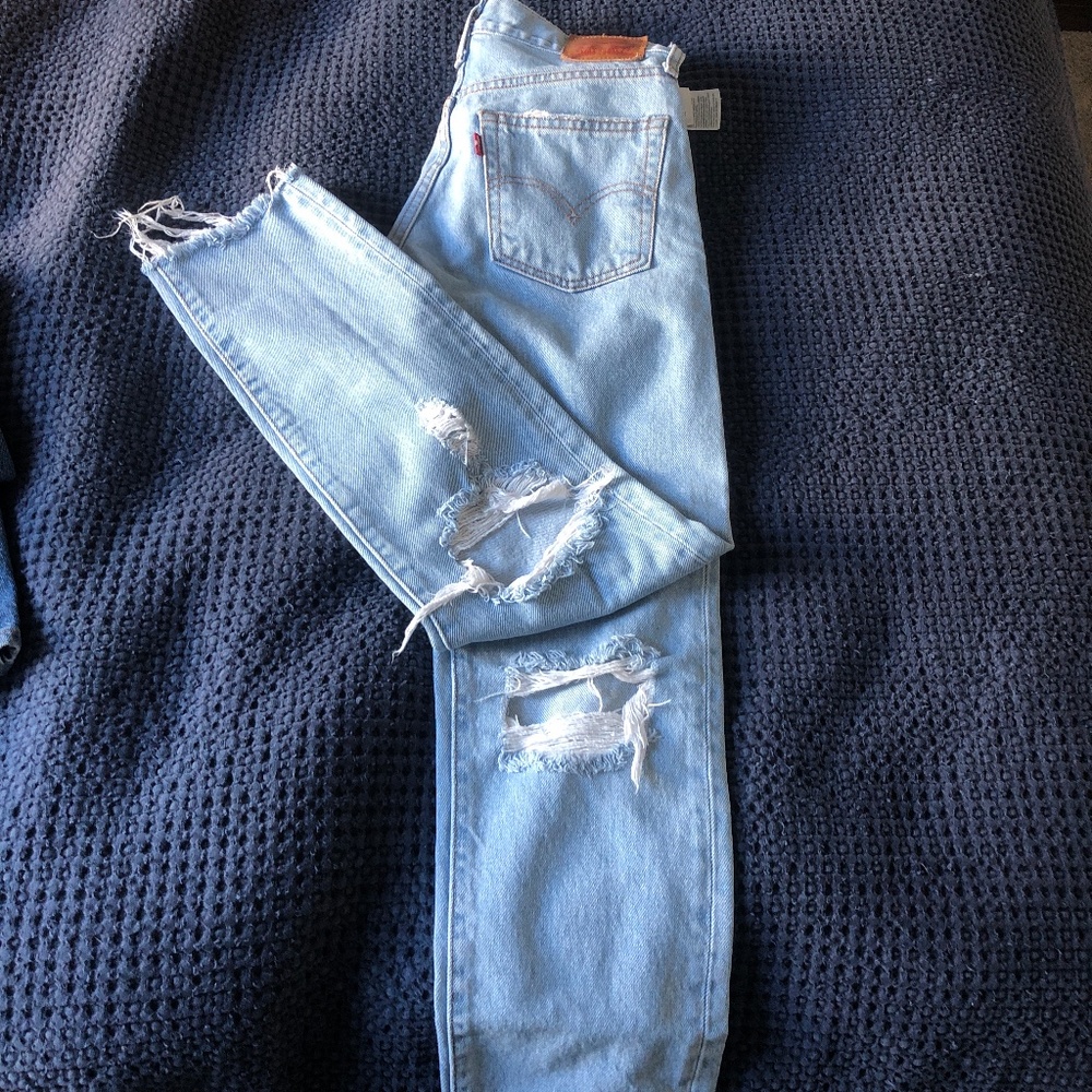 Light wash Levi’s size 24
